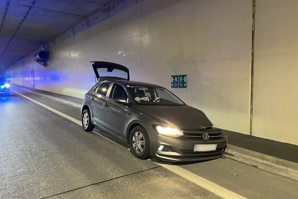 T1 - PKW gegen Tunnelwand